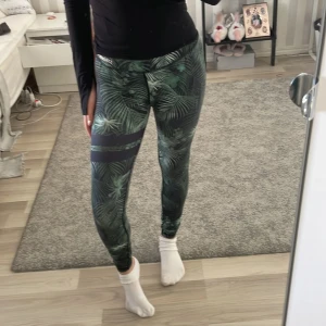 Stronger tights - Jag säljer dem här jätte fina Stronger tightsen för att dem inte kommer till användning längre💖 Tar bara swish‼️‼️ säg till om ni vill ha bättre bilder💖