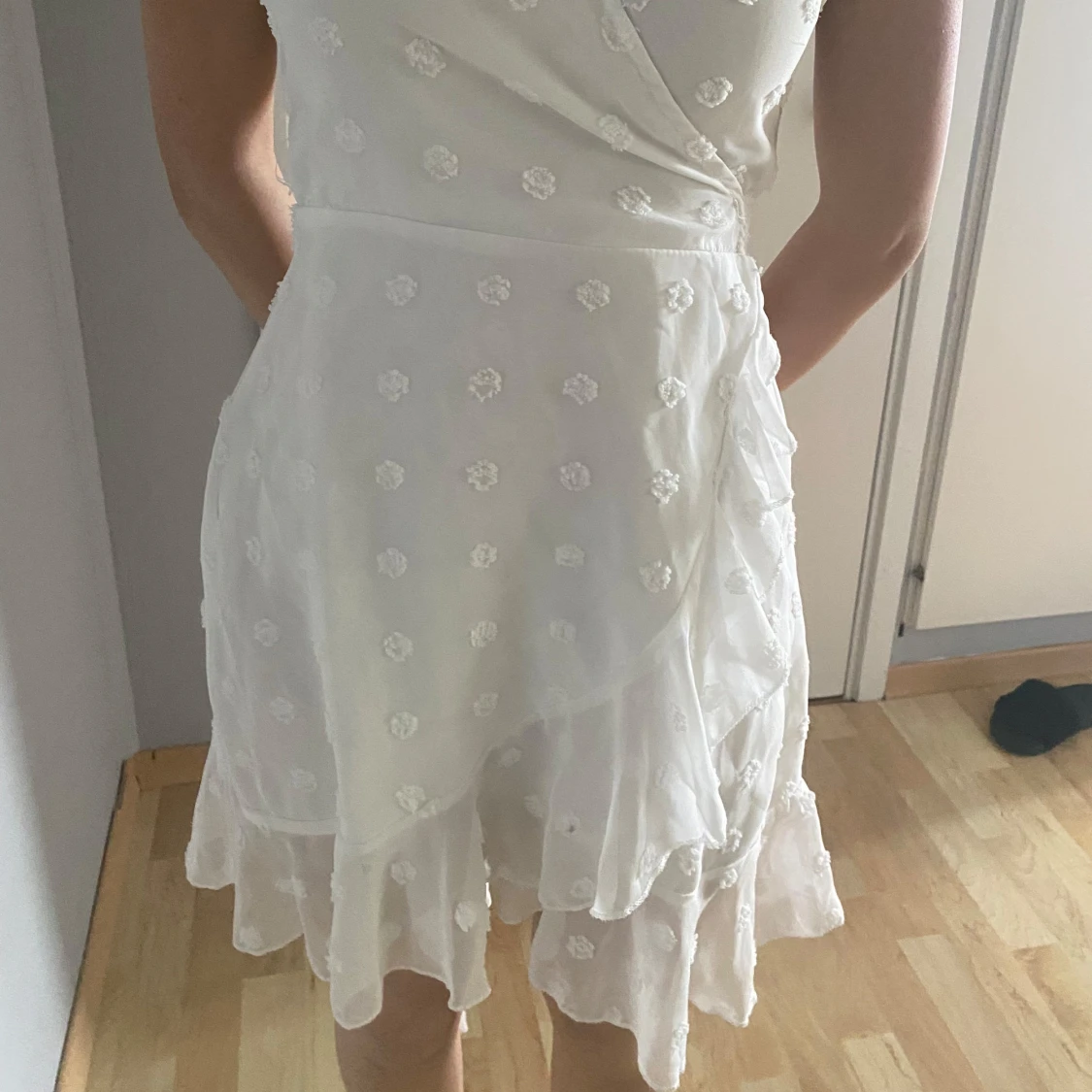 Vit omlottklänning med volang - 1