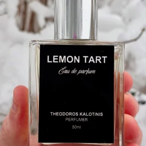 Lemon Tart Eau de Parfum från Theodoros Kalotinis - Upptäck Lemon Tart, en Eau de Parfum från Theodoros Kalotinis. Denna doft kombinerar fräscha noter av citronzest och citron med sötma från vanilj och vispad grädde. En hint av smör och socker ger en gourmandkänsla, perfekt för dig som älskar citrus och söta dofter. 50 ml, enbart testad. 