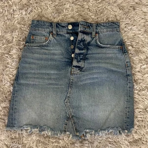 Blå jeanskjol  - Säljer en högmidjad kjol från Gina. Den har super fin färg