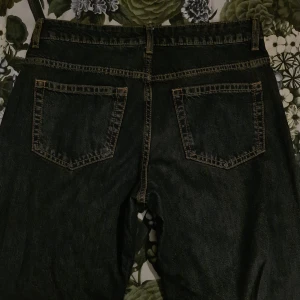 Jeans  - Säljer ett par jätte snygga jeans ifrån HM. Tyvärr för stora för mig men har använts två gånger. Ser helt nya ut😊 