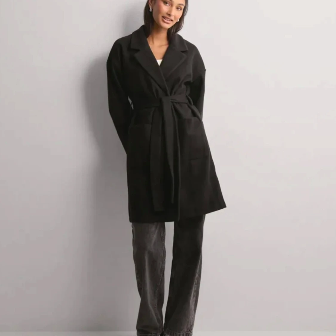 Svart kappa med bälte