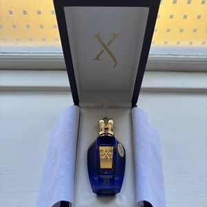 Xerjoff Torino 21 Parfym - Ca 48/50ml kvar i flaskan. Perfekt sommar parfym då den har citrus, mynta, svarta vinbär och Lavender. Nypris är 2070kr, mitt pris är 1600. Klistermärket på flaskan är lite skadat men annars är inget fel. Pris kan diskuteras. Tar inga byten.