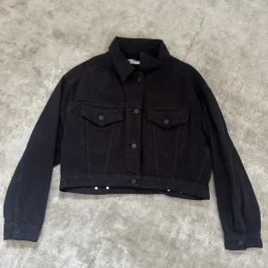 Svart jeansjacka från Gina tricot - Endast provad så i nyskick