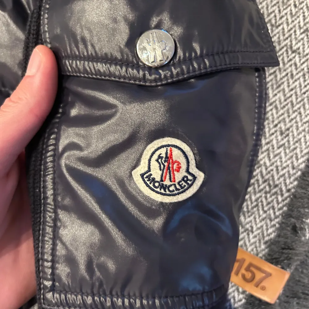 Navy Moncler Tricot Hooded Cardigan i väldigt bra skick, minimalt märke framtill som knappt syns. Storlek M passar S/M. Monclers mest ovanliga plagg som endast producerades ett år och aldrig mer. Nypris idag 11.000kr, mitt pris 7000 men tar emot rimliga bud! Över 250 deals gjorda med massvis av refs att visa, bara att skriva vid frågor eller funderingar!. Takit.