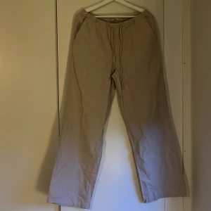 Beiga linnebyxor från Gina Tricot - Kom aldrig till användning. Naturligt svala och passar perfekt till sommaren som kommer. Pris kan diskuteras!😊