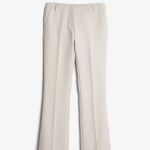 Beige kostymbyxor - Snygga beige kostymbyxor med hög midja och rak passform. Byxorna har diskreta fickor och en stilren design som passar perfekt för en elegant look. Byxorna är helt nya, köpte dom för 499kr men säljer dom eftersom jag tappat kvittot och inte kan lämna tbx 