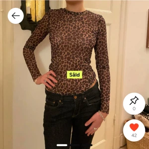 Brun leopardmönstrad mesh-top - Säljer en tight långärmad mesh-top med leopardmönster i bruna och svarta toner. Toppen har rund halsringning och är genomskinlig. De står såld på bilden för att de är lånade av tjejen jag köpte den av ❤️❤️