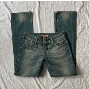 Lågmidjade jeans - Bra skick! Slitna längst ner på benen (bild3) mått: midjemått rakt över 39 grenhöjd 21,5 benöppning 20,5 innerbenslängd 83,5💗 jag är 180 och brukar ha 38/m (de är för små i midjan) 