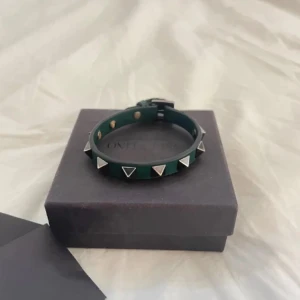 Valentino Armband (Kvitto finns) - Hej! Säljer ett Valentino Armband 💫 || Skick : okej skick men använt || Kvitto finns, bara att skriva för bild ✅|| Nypris : 3000kr || Bara att höra av sig vid funderingar 🔅