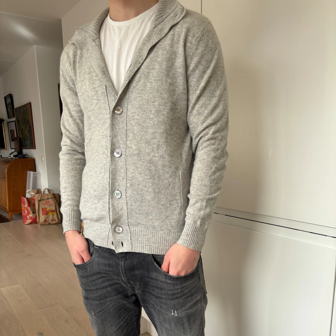 Grå kofta med knappar