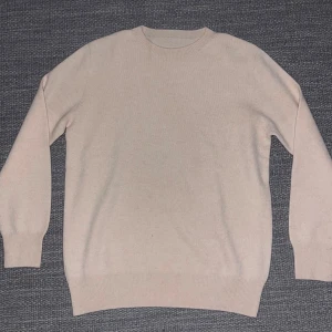 Merinoull sweatshirt  - Skön tröja i merinoull. Stilren och passar till allt. Strl S. Hör av dig om du har frågor!