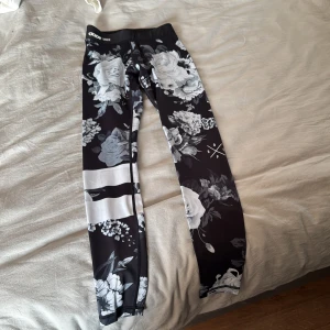 Svarta leggings med blommönster från Dope - Snygga svarta leggings från Dope 