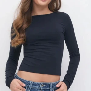 Mörkblå långärmad topp från Gina Tricot - Säljer en mörkblå tajt tröja från Gina Young med öppen rygg!