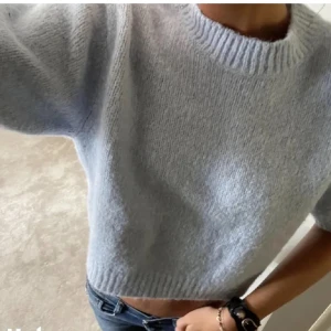 Zara tröja  - Supersnygg tröja från zara. Jättefin ljusblå färg🩵jag har lagat ett litet hål på framsidan, kan fixa bild på lagningen om önskas men syns inte mycket