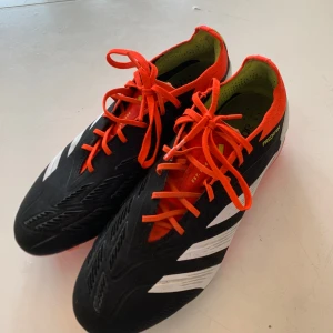 Adidas Predator fotbollsskor - Adidas predator Elite orange och svart. Har använt några gånger innan de blev för små🤗