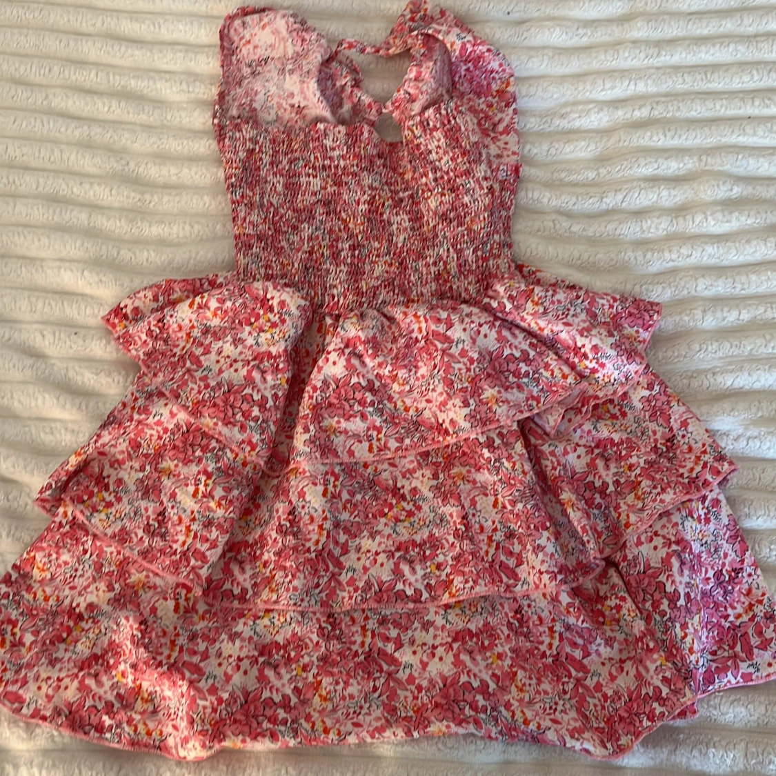 Rosa mönstrad klänning med volanger - 2