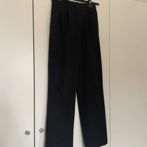Mid waist kostymbyxor NA-KD - Mid waist kostymbyxor ifrån Nakd, väl använda men fortfarande bra skick.