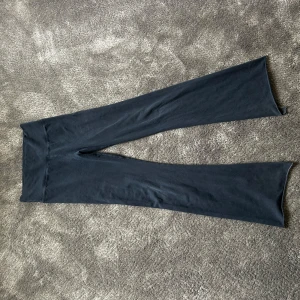 Marinblå leggings - Snygga marinblå leggings med hög midja och bootcut-stil. Perfekta för en avslappnad look eller träning. Tillverkade i ett mjukt och stretchigt material som ger en bekväm passform.