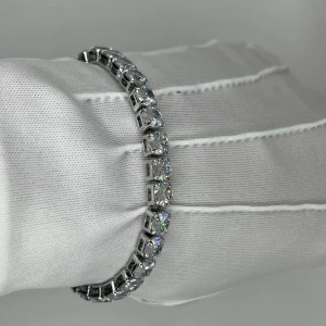 Glittrigt armband i silver - Snyggt och glittrigt armband i silver med flera rader av gnistrande stenar som är gjorda av glas. Perfekt för att ge en extra touch av glamour till din outfit. Imagine ha denna på sig på en fest. 