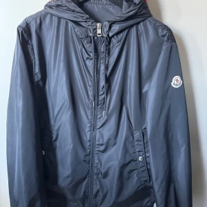 Moncler Grimpeurs - Hej säljer denna Moncler windbreaker som knappt är använd. Skick är 9,5/10. Kvitto finns. Storlek 3 motsvarar M passar även L