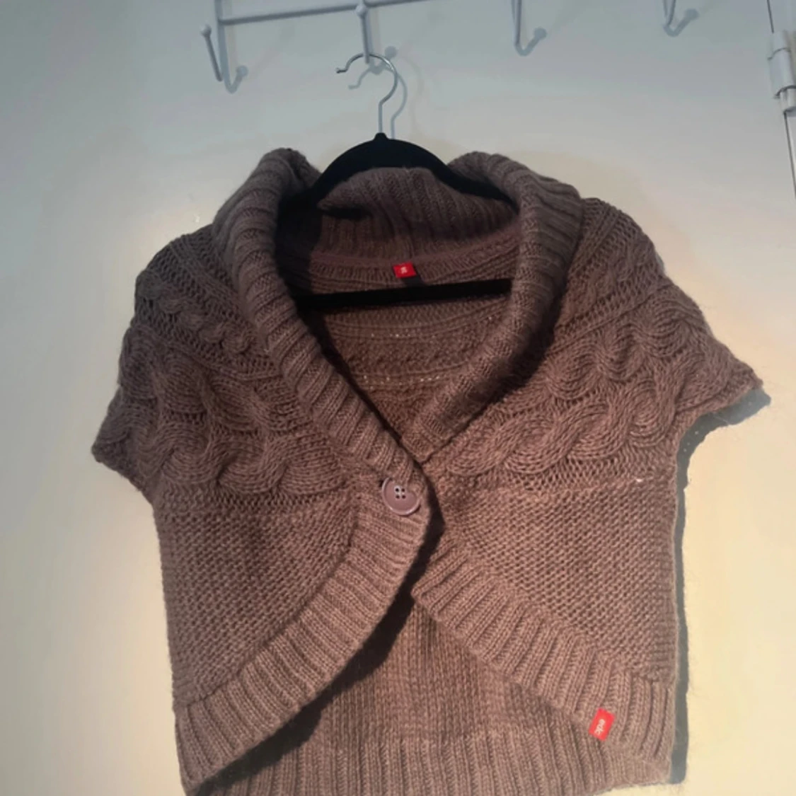 Brun stickad bolerotopp från edc