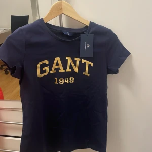Mörkblå t-shirt från GANT - Snygg mörkblå t-shirt från GANT.  Prislapp kvar helt ny.