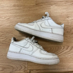 Vita Air force 1 - Skriv för mer info eller bilder