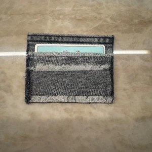 Grå jeanskorthållare  - Grå korthållare i återvunnet jeans som är hållbar, unik och handgjord med snygg fransig look. Korthållaren har två fickor som rymmer flera olika kort samtidigt. 