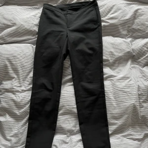 Svarta kostymbyxor från Tiger of Sweden - Snygga svarta byxor från Tiger of Sweden med en elegant och stilren design. Aldrig använda. Nypris 1500kr.