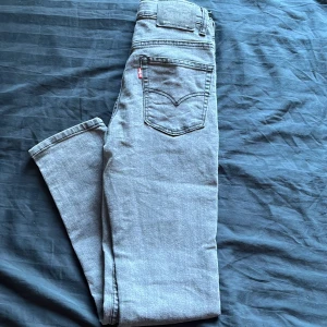 Grå Levis 512 jeans - Rensar min garderob och hittade dessa snygga Levis 512 i strl 12A. De är i väldigt bra skick och inga defekter. Vid ytterligare frågor är de bara att skriva😁nypris 600 kr