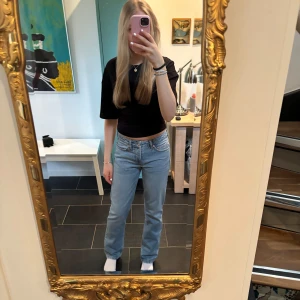 Lågmidjade blå jeans med rak passform - Jättefina lågmidjade jeans med rak passform från lager 157. De är i storlek xs och passar mig som är 170 cm. Är i fint skick och säljer pga att de är för små. Skriv vid fler frågor💕