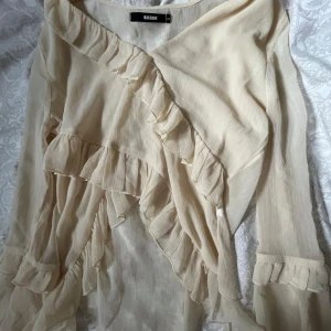 Fin volangblus - Jättefin gul/beige volangblus från bikbok💕