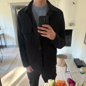 Svart overshirt - Säljer min svarta overshirt från Zara. Storleken är M men den sitter bra på mig som är 190