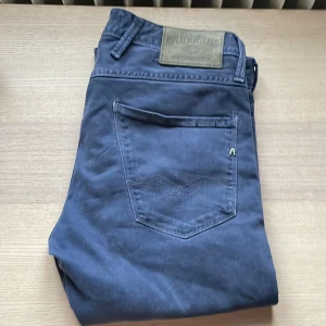 Replay anbass jeans - Otroligt snygga jeans, Nypris: 1499kr, toppen skick. Skriv om ni har några frågor. Priset är inte hugget i sten 