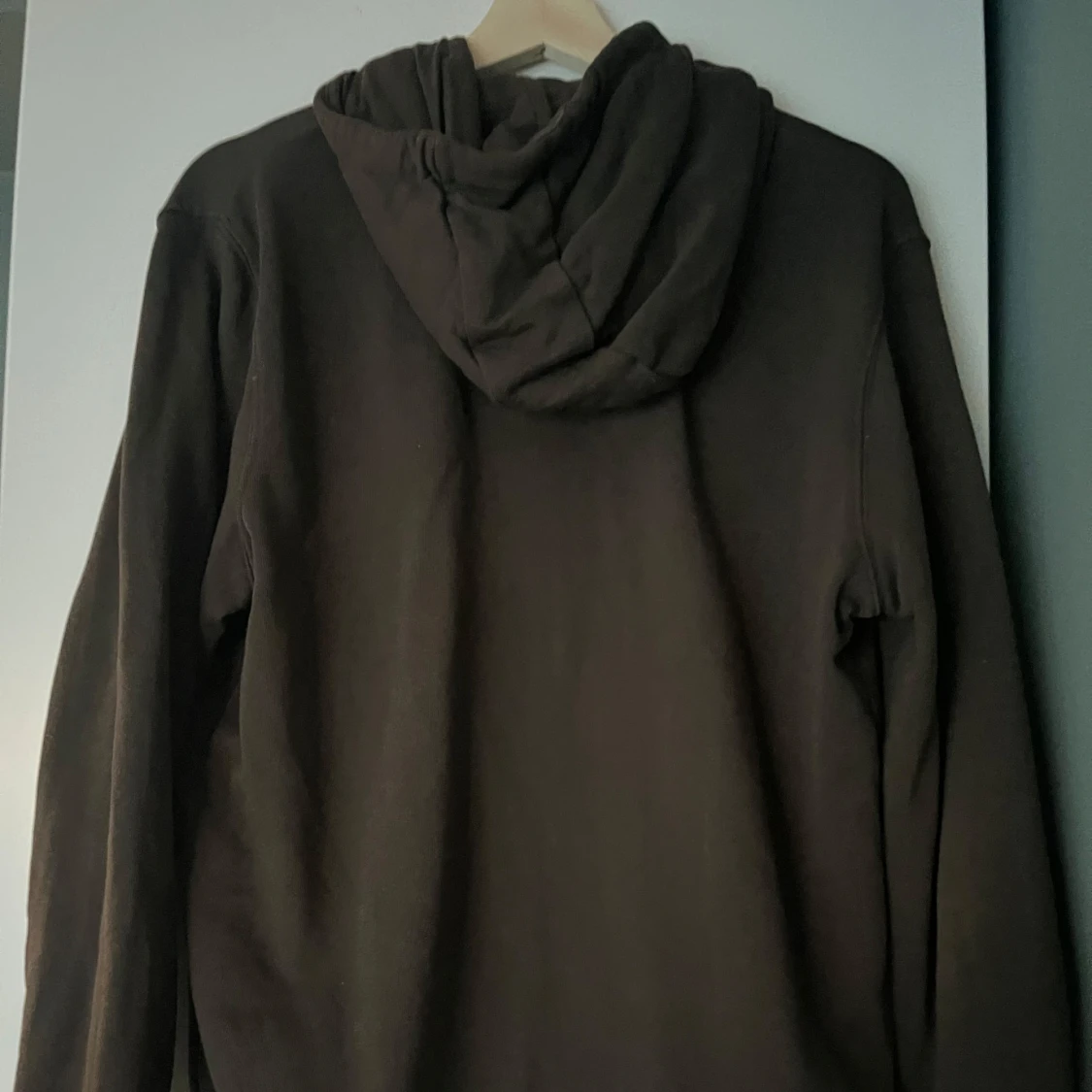 Oliv färgad hoodie från Lyle & Scott - 2