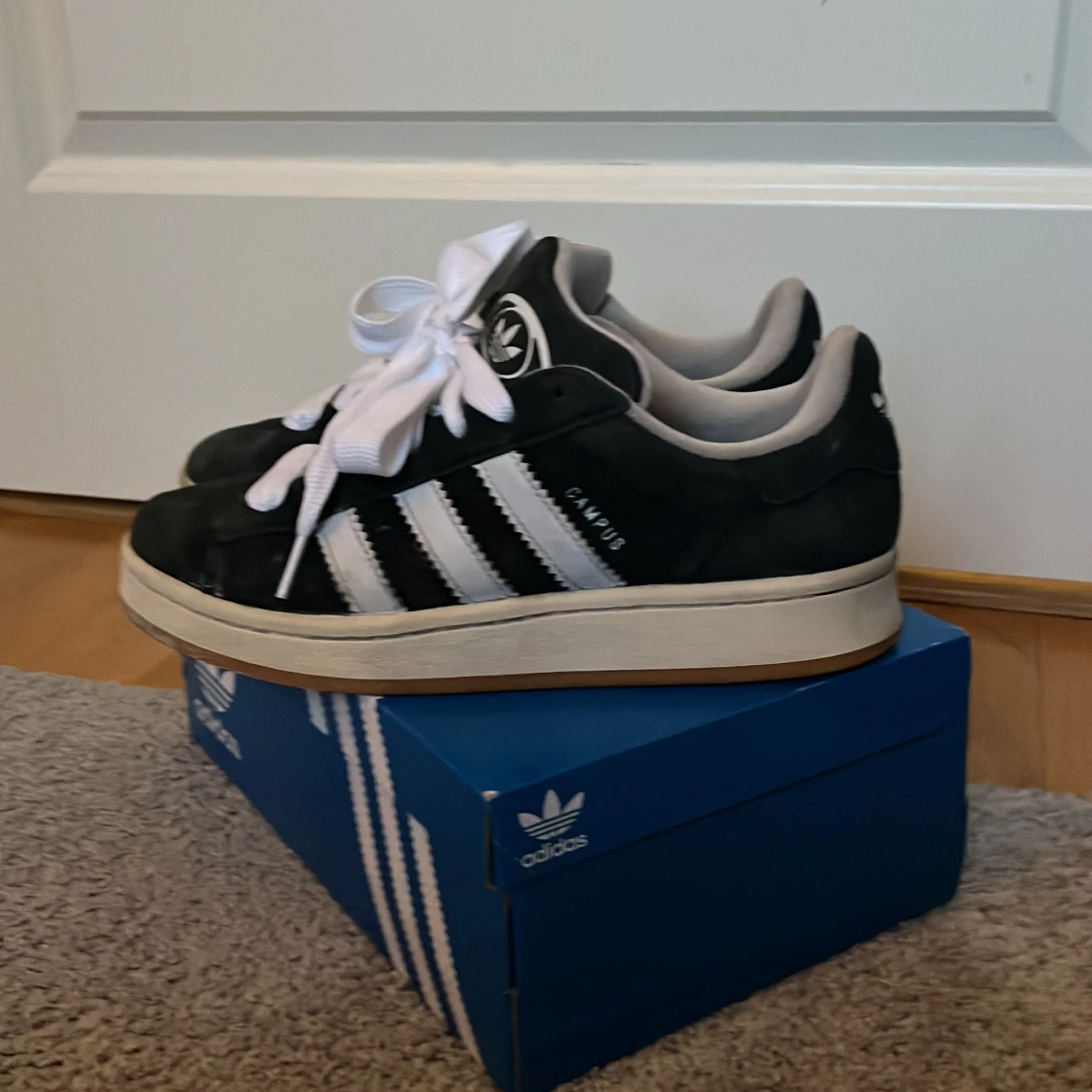 Svarta Adidas Campus sneakers - 1