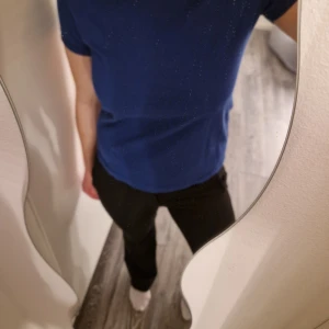 Blå t-shirt från Vero Moda - Säljer en snygg blå t-shirt från Vero Moda. Den är kortärmad och gjord i mjukt bomullsmaterial. Storlek S. Använd väldigt få gånger !