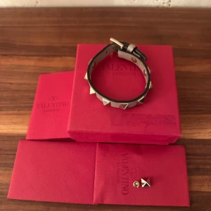 Valentino armband  - Valentino garavani rockstud bracelet. One size passar alla. Dam modell. Super skick med box osv. Pris 1090kr.