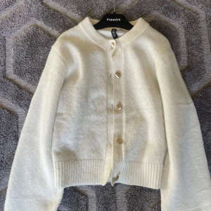 Vit kofta med guldknappar  - Säljer en stilren vit kofta från h&m med knappar i guld. Den är använd runt 2-3 gånger💕