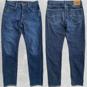 Mörkblåa Lee Jeans  - Säljer nu dessa riktigt snygga Lee Jeansen. Storlek 30/32. Model Austin (Slim-Fit). Riktigt bra skick inga defekter. Hör av dig om du undrar något eller vill ha fler bilder! Pris är diskuterbart vid snabb affär!