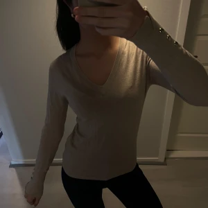 Super fin stickad tröja - Säljer en super fin stickad tröja med silver knappar på sidan av ärmen. ❤️.