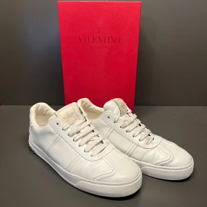 Valentino Flycrews (ALLT OG!) - Valentino Flycrew | Nypris: 7000kr SÄLJS EJ LÄNGRE I BUTIK Pris: 3000kr   Tillbehör: Låda, dustbag o.s.v| Skick: 9,5/10 Inga tecken på användning helt nya | Priset är ej hugget i sten och kan diskuteras vid snabb affär | Hör av dig vid minsta fråga eller fundering 🤝