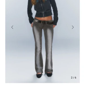 Trendiga jeans från weekday - Säljer dessa trendiga jeans från weekday. Lite slitna längt ner i bak. Denna storlek slutsåld