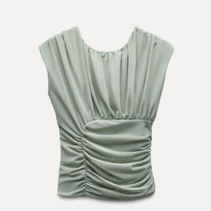 Grön draperad topp - Jätte fin fest topp som är från zara. Har använt den en gång, har bara inte kommit till användning. 🩷💘