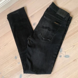 Nudie Jeans - Säljer nu mina Nudie jeans då de var lite för små för mig | Storleken är 31/32 men skulle mer säga 30/32 | Jeansen är sparsamt använda med inga defekter | Hör av er för mer frågor!