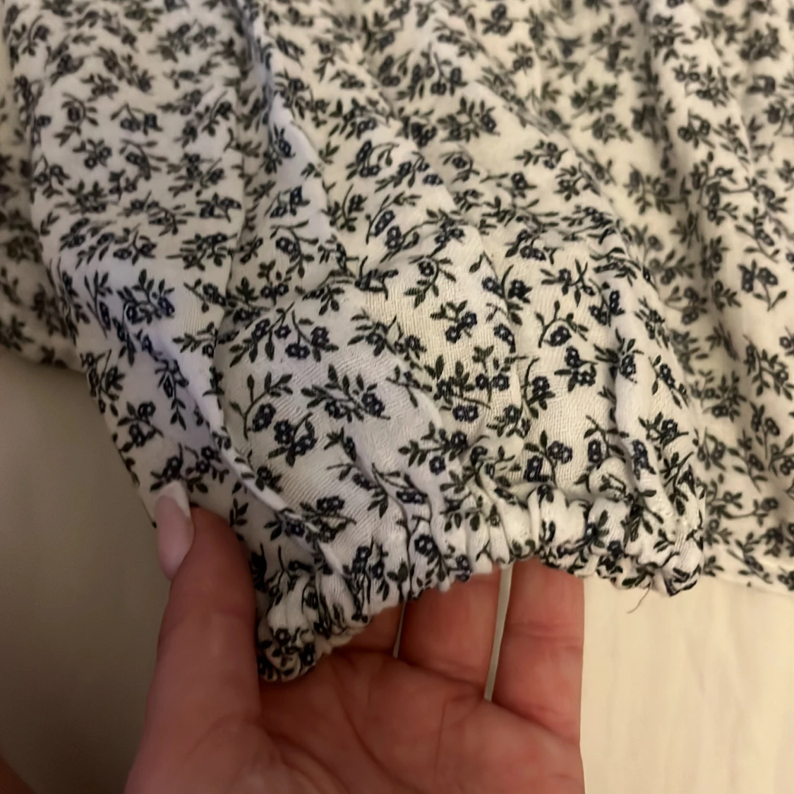 Vit blommig blus  - 2