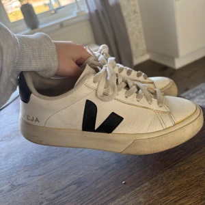 Vita sneakers från Veja - Säljer mina snygga vita veja skor! De är väl använda men är fortfarande i fint användbart skick därav några defekter! Nypris 1700❤️skriv om ni har frågor och pris kan diskuteras 