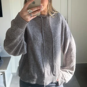 Grå beige stickad Lindex hoodie - Mysig stickad hoodie. Lite nopprig men är lätt att fixa🩷 Storlek XS men passar större, upp till M🥰