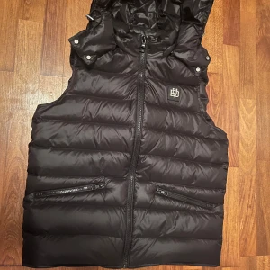 Bvaldi väst - Perfekt väst för vår och sommar med en avtagbar luva och ny skick perfekt passform rekommenderar verkligen priset går att ändra vid snabb affär, nypris 1700kr alla tags följer med 
